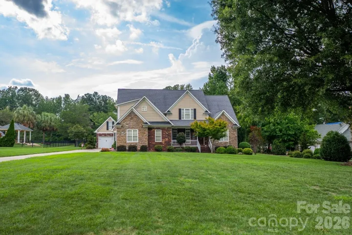 4 bedroom/3.5 bath home on .93 acres on quiet culdesac street