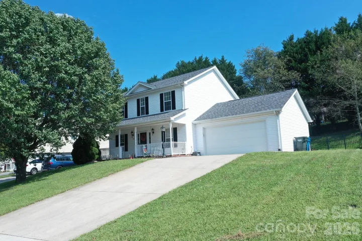 236 17th Ave SE Hickory NC. Your next home in in a great LOCATION !