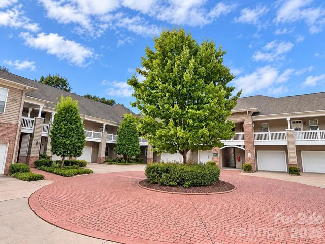 Edinburgh Square offers an attractive Cornelius community setting near shopping, dining, Lake Norman, and the McDowell Creek Greenway.