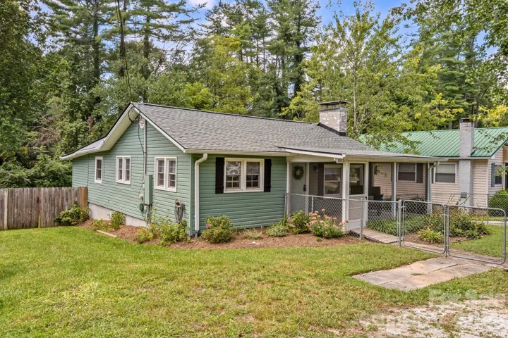 Super cute and comfortable cottage in the city limits.