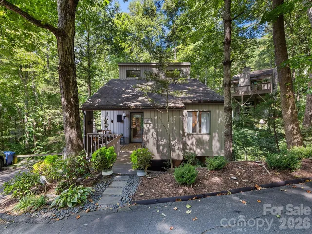 Welcoming zero-entry front porch