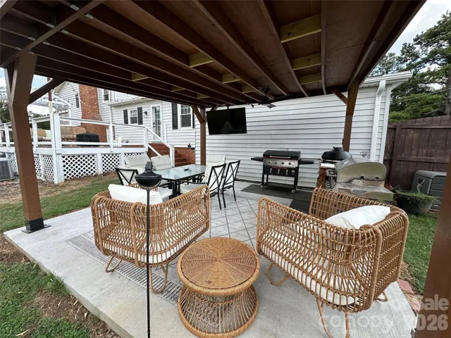 Outdoor entertaining area !!!