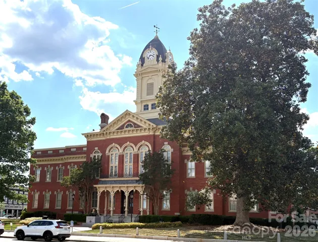 2 miles from iconic Union County courthouse