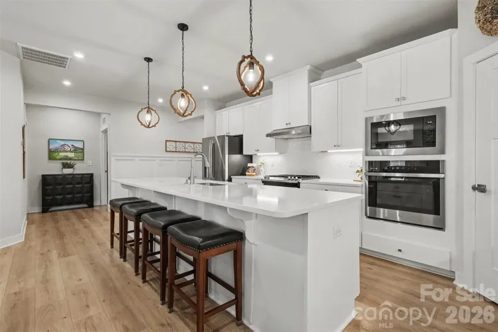 Spacious kitchen double ovens, huge island!!