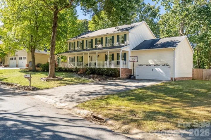 5 bedroom and 2.5 baths on a great cul de sac lot in Matthews Brightmoor.