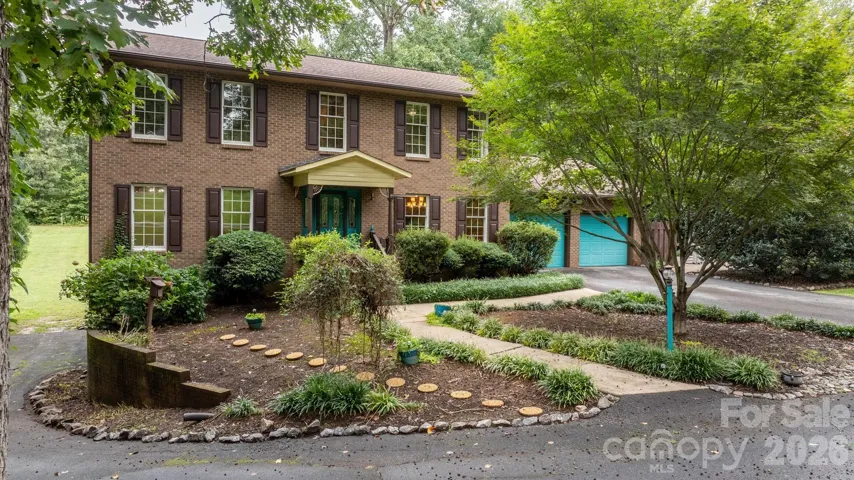 front of home with circular drive
