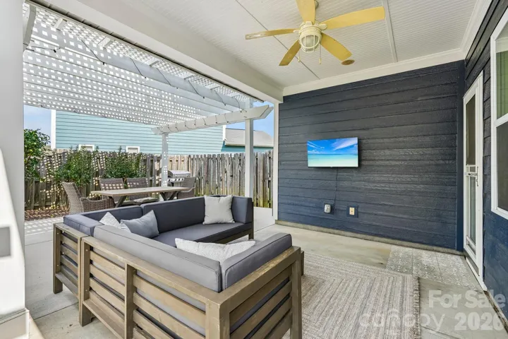Multiple Outdoor enteraining covred patios.