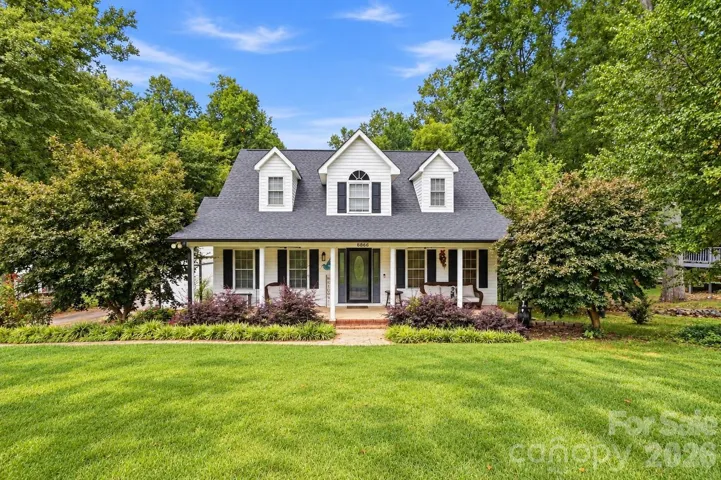 Cape Cod Charm meets Cozy Farmhouse!