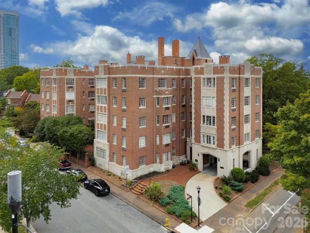 A rare gem among Uptown’s modern high-rises and newer builds, The Poplar pairs the enduring character of 1920s Colonial Revival architecture with the craftsmanship and architectural details that make historic homes so distinctive. Rich with charm, original character, and a sense of place that simply can’t be replicated, it offers a refreshing alternative to today’s more standardized construction.