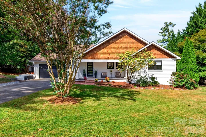 Attractive 4 bedroom, 3.5 bathroom Arts and Crafts home