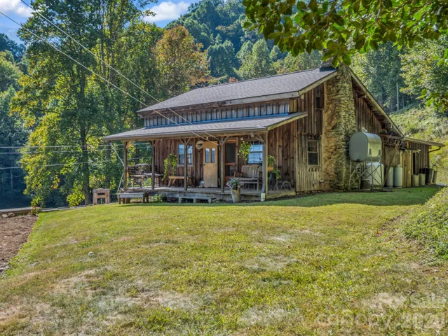 Welcome to 765 Hawk Ridge Ln!