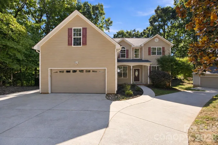 4 Bedroom 3.5 Bath lakefront on main channel