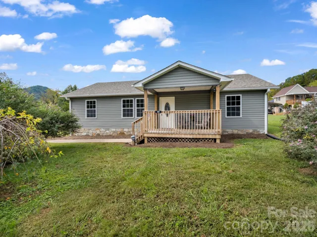 Lovely curb appeal close to all Old Fort has to offer.