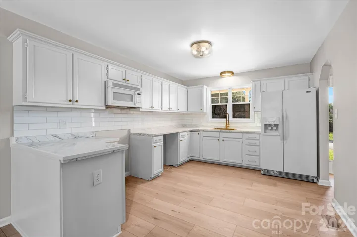 Kitchen3.Shermin Williams Eggshell Ultra White Cabinet colors