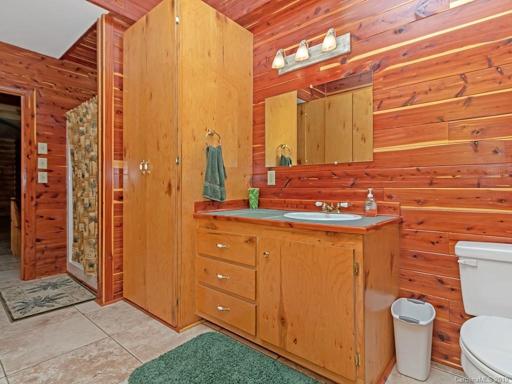 Terrace level Hall Bath