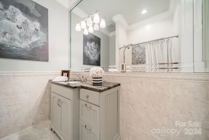 En-suite full bathroom