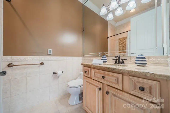 En-suite full bathroom