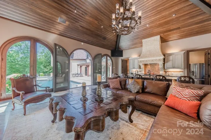 Cabana: Huge entertaining area. Pictures don't convey how large it is. Beautiful vaulted ceiling. No expense spared!