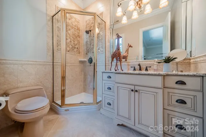 En-suite full bathroom