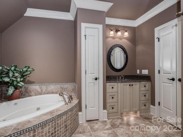 2nd Primary suite-Bathroom