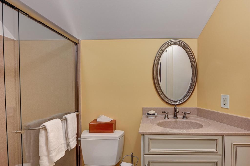 Hall bath near office