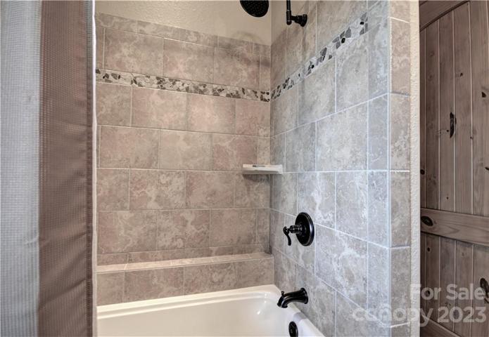 Tub/Shower combo in bath 3