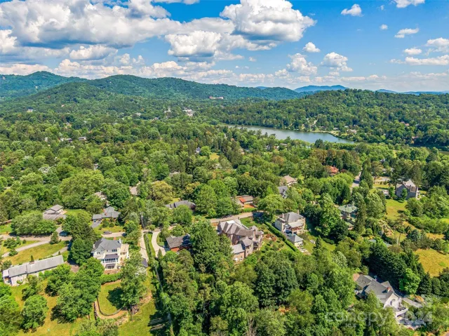 345 Midland (in the middle lower center) is close to the walking trails around Beaver Lake (in the top right) as well as the canoeing on Beaver Lake, James Beard award winning restaurants, art galleries, live music venues, and all of the additional cultural amenities of downtown Asheville - mere moments away.