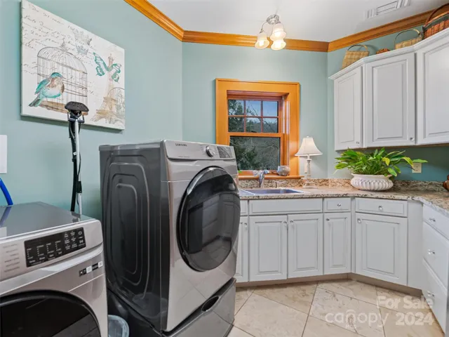 Your laundry room par excellence - perfectly located on the level of the bedrooms.