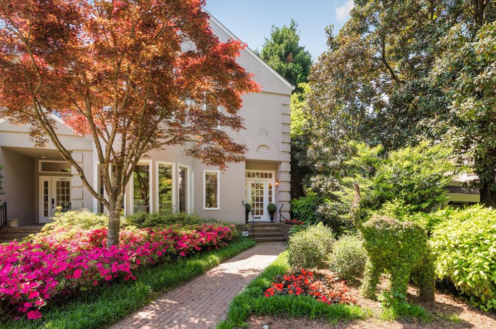 A beautiful spring welcome to this exceptional condominium!