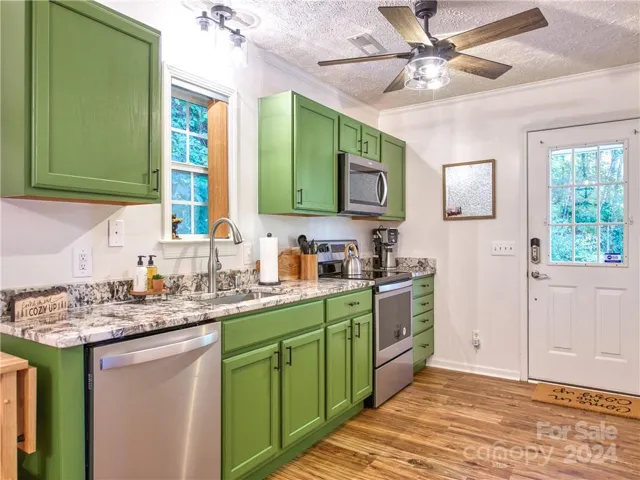 Granite countertops in kitcheb