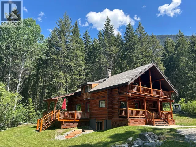 823 CRANDALL ROAD, Golden, British Columbia V0A1H2