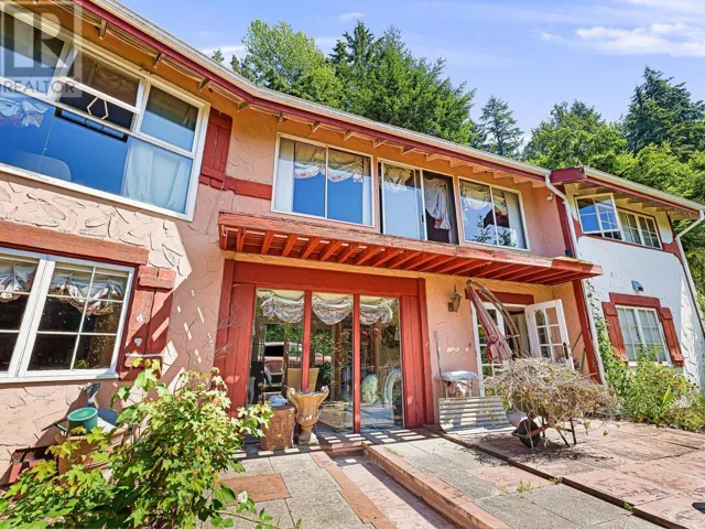35 LIONS BAY AVENUE, Lions Bay, British Columbia V0N2E0