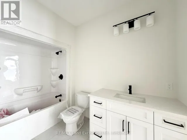 Main Floor 4pc Bath
