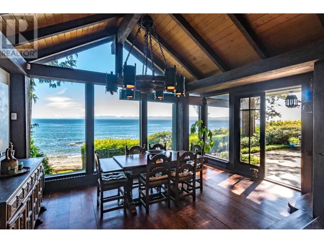 3581 BEACH AVENUE, Roberts Creek, British Columbia V0N2W2