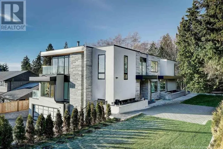 2010 QUEENS AVENUE, West Vancouver, British Columbia V7V2X9