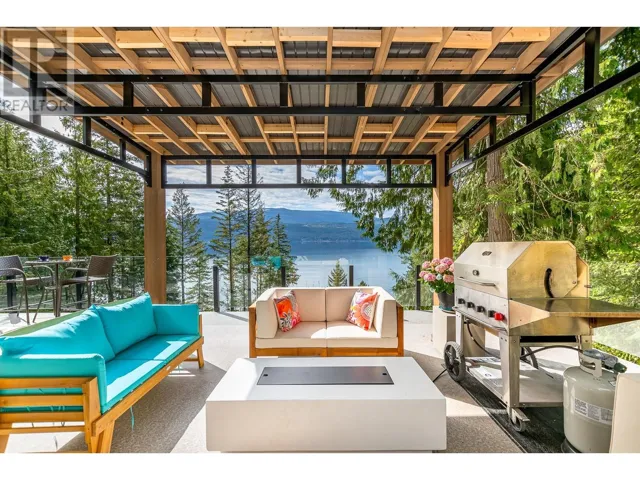 7750 Golf Course Road, Anglemont, British Columbia V0E1M8