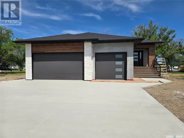 44 KENNEY CRESCENT, Weyburn, Saskatchewan S4H1L3