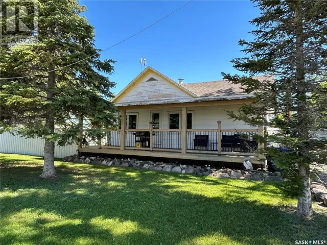 3 Coteau AVENUE, Halbrite, Saskatchewan S0C1H0