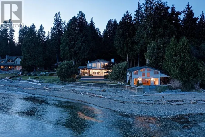 3175-3177 BEACH AVENUE, Roberts Creek, British Columbia V0N2W2