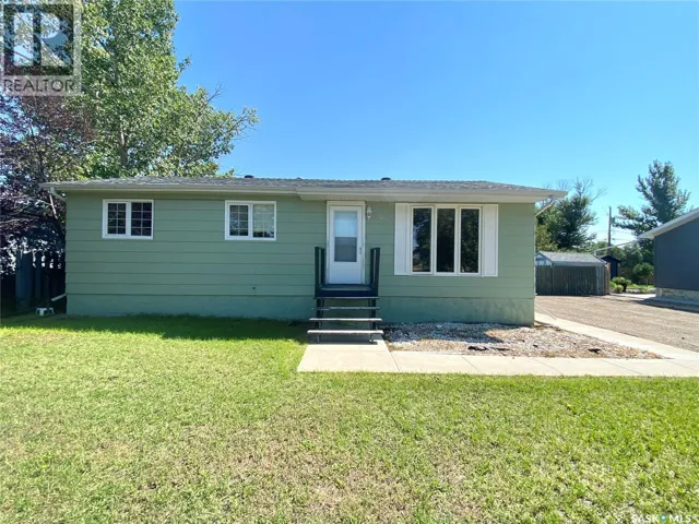 216 3rd STREET E, Frontier, Saskatchewan S0N0W0