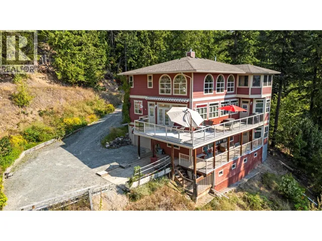 7666 Lichen Road, Anglemont, British Columbia V0E1M8