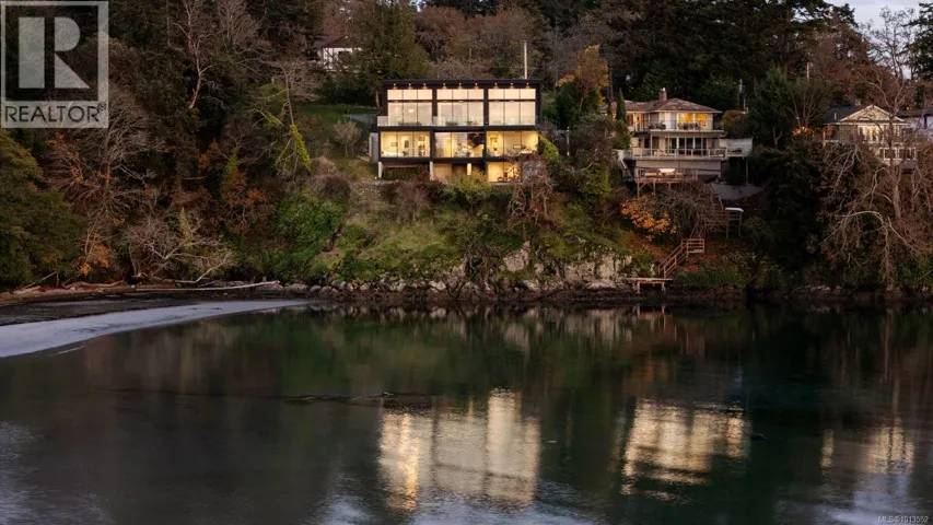 2701 Sea View Rd, Saanich, British Columbia V8N1K7