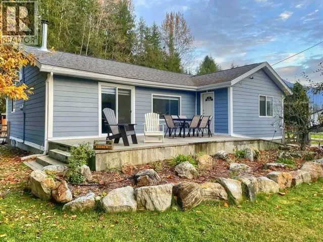 517 3A Avenue NW, Nakusp, British Columbia V0G1R0