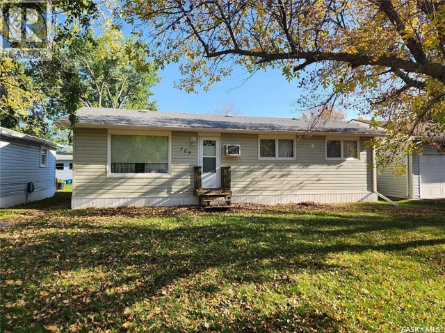 208 2nd AVENUE E, Lampman, Saskatchewan S0C1N0
