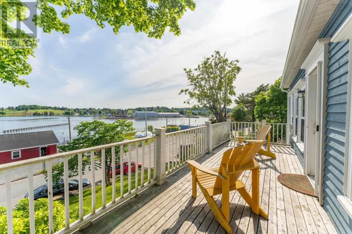 44 Montague Street, Lunenburg, Nova Scotia B0J2C0