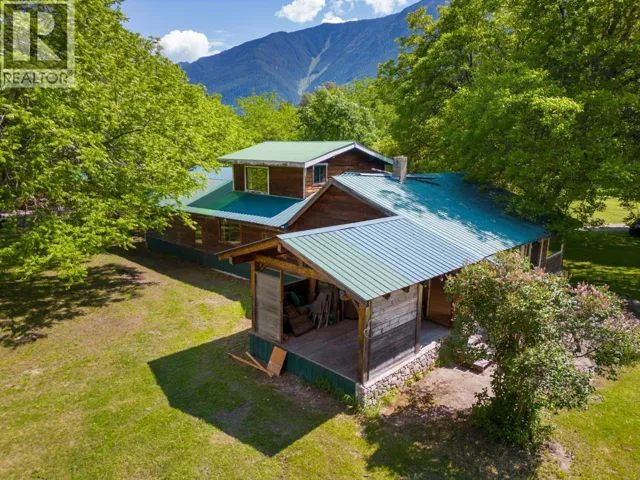 209 LARDEAU RIVER Road, Lardeau, British Columbia V0G1N0