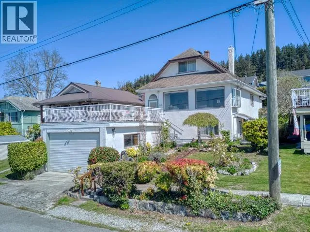 5438 LABURNUM AVE, Powell River, British Columbia V8A4M7