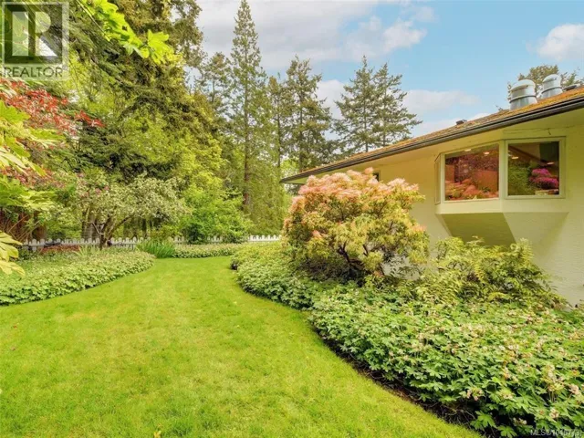 2559 Bermuda Pl, Saanich, British Columbia V8P3G2