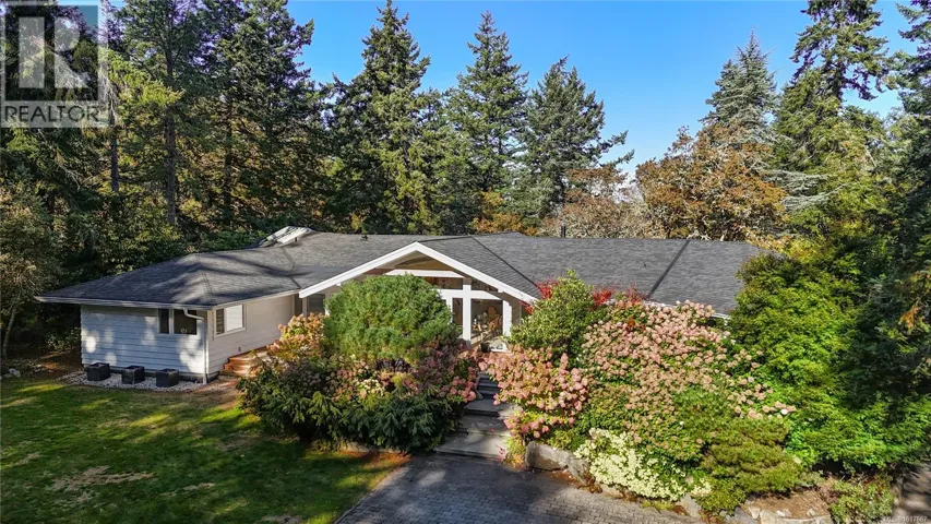 2623 Queenswood Dr, Saanich, British Columbia V8N1X6