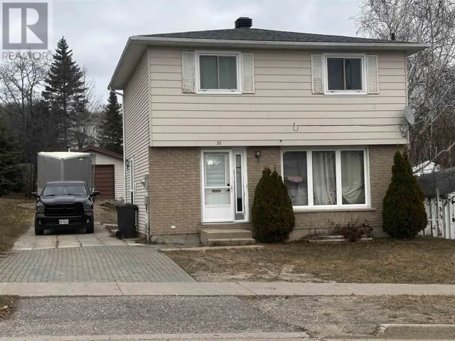 38 Pearson DR, Elliot Lake, Ontario P5A2V6